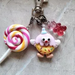 ドーナツのキャラクターとお菓子のチャームのキーホルダー