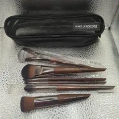 【新品未使用】MAKE UP FOR EVER メイクブラシ6本セットポーチ付きのサムネイル