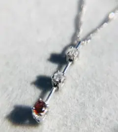 宝石質K14WGスリーストーン天然ダイヤモンド&ガーネットネックレス　14金