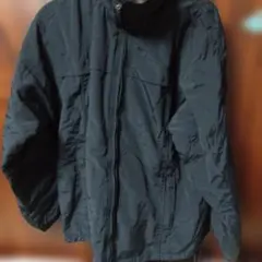 黒いフルジップジャケット