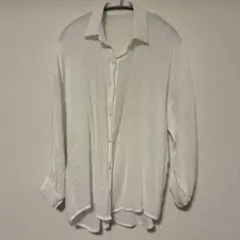 ホワイト ボタン付き長袖透け感シャツ