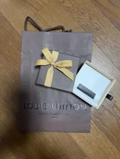 LOUIS VUITTON ルイヴィトン 紙袋＋ギフト箱＋リボン付き 正規品
