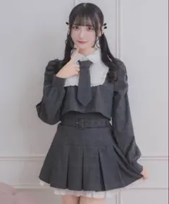 pium ネクタイ付きプリーツスカートセットアップ グレー - メルカリ
