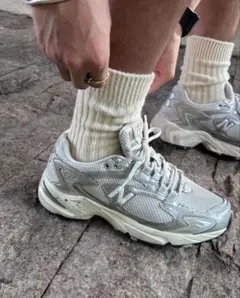 最終価格 New Balance 725 グレースニーカー