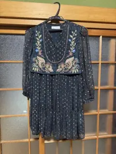 ZARA 刺繍入りブラックワンピース