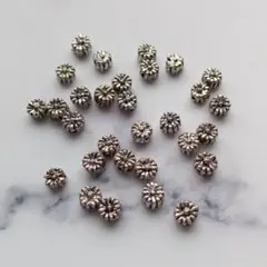 シルバーメタルビーズデイジー30個☆花型☆ハンドメイドアクセサリーパーツコスモス