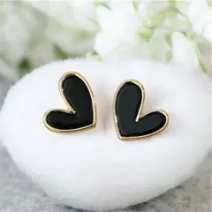【新品】黒×ゴールド ハート ピアス シンプル 小ぶり 大人 かわいい 綺麗系