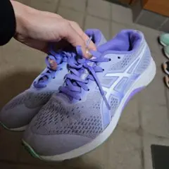 ASICS ラベンダー色 23cm　子ども　レディース　ランニングシューズ