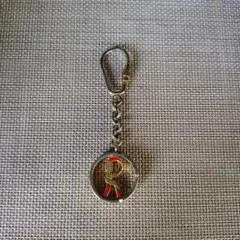 ゴールドと赤の金属製キーホルダー