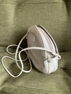 カジュアルな集まりにホワイトレザーショルダーバッグ