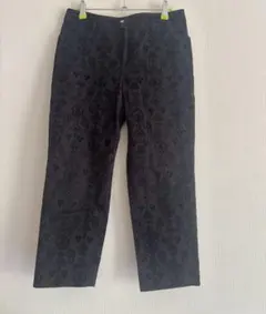 黒のパンツ