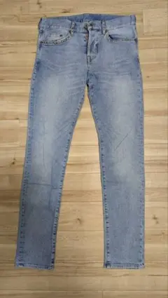 スタッズ付ライトブルースキニージーンズ