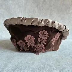 レースの花とキルティングトップの変形ベレー 茶色のハット