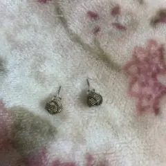 貝殻形シルバー系ピアス