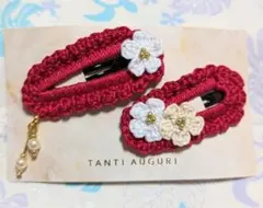 花＆パールチャーム付き　赤色ヘアクリップ