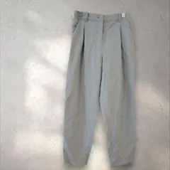 ナチュラルビューティーベーシック　ライトグレー プリーツカジュアルパンツ　タック