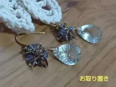 539/14kgfカービンググリーンアメジストと粒粒ピアス