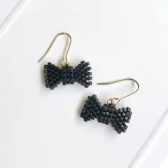 リボンピアス《リボン ブラック》フックピアス ゴールド　ビーズピアス