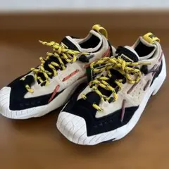 PUMA スニーカー ベージュ×ブラックのサムネイル