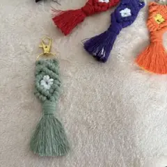 マクラメタッセルキーホルダー緑色×白