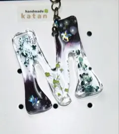 レジン　イニシャルキーホルダー『M』　　　　　　　ハンドメイドNo.53