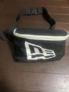 ニューエラ黒ボディバッグ・ウエストポーチ