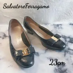 フェラガモ ヴァラ クロコ型押し アーモンドトゥ パンプス 黒 23cm　リボン