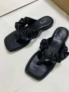 RiiiKa シャーリングトングサンダル ブラック Mサイズ 新品のサムネイル