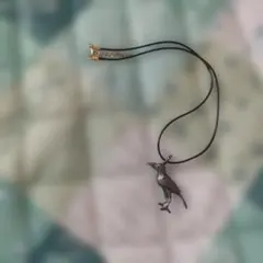 カラス ネックレス