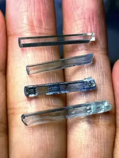 ベトナム産・天然アクアマリン結晶 4点セット 約7ct（透明感の高いブルー）