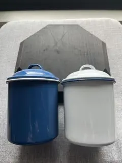 お値下げ　ホーローキャニスター　2個　キャニスター缶　キッチン用品　保存容器　缶のサムネイル