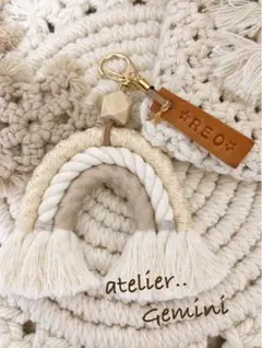 No.125 マクラメ　レインボー　ベージュ系　キーホルダー革ネームチャーム付き