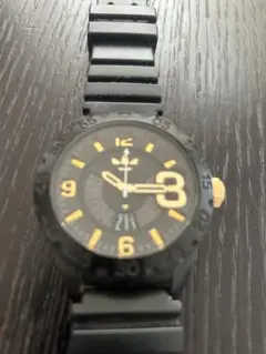 adidas ブラックラバーバンド腕時計