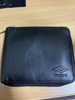 umbro 二つ折り財布 ラウンドファスナー ブラックのサムネイル