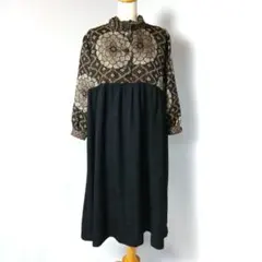 波の地模様の黒の羽織と花柄の泥大島紬を合わせ、チュニックワンピース　着物リメイク