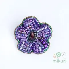 紫の花ビーズ刺繍ブローチ　ハンドメイドアクセサリー