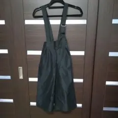 黒いサスペンダー付きオーバーオール