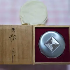 【銀製コンパクト】ナコン NACON 手彫り彫金 鏡 木箱・布袋付き