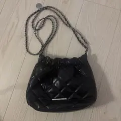 黒いキルティングショルダーバッグ