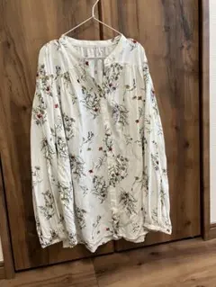 GLOBAL WORKさらさらリラックスプリント長袖シャツ　白　花柄　Sサイズ