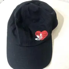 adidas ブラック ハート刺繍 キャップ OSFM
