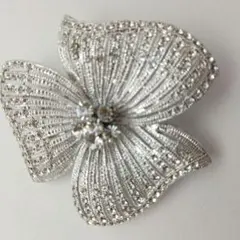蝶型メタルブローチ ラインストーン　クリスタル装飾