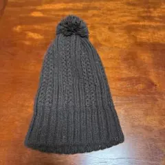 ダークブラウン ポンポン付きニット帽