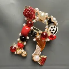 様々なパーツを使用　装飾的なブローチ　アルファベットのR