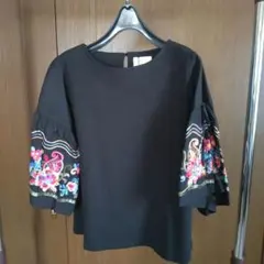 刺繍入り黒五分袖トップス