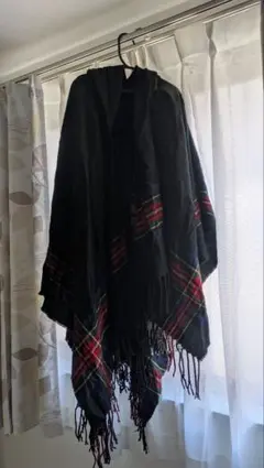 黒いフリンジ付きポンチョ