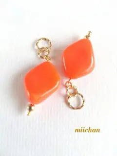 ♡２３８★最終値下げ★ハンドメイドピアスオレンジのリーフビーズのゆらゆらピアス