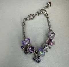 パープルビーズとチャームのブレスレット