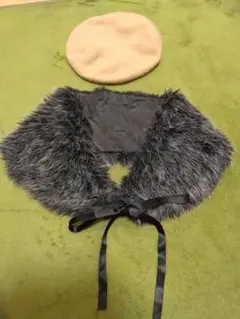 ベージュベレー帽　黒ファー