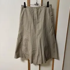 ベージュのフレアスカートでカジュアルからオフィススタイルに体に沿う立体的な服 Ｍ
